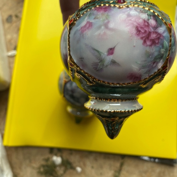The Ruby- Throated Hummingbird and Anna’s Hummingbird Heirloom Porcelain Ornamen - Picture 2 of 10